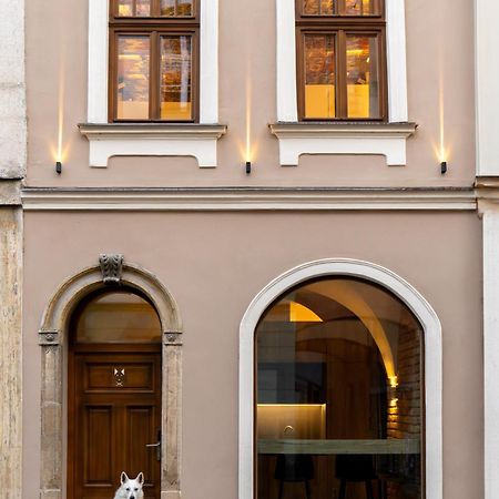 White Wolf Boutique Apartments ออลอโมตซ์ ภายนอก รูปภาพ