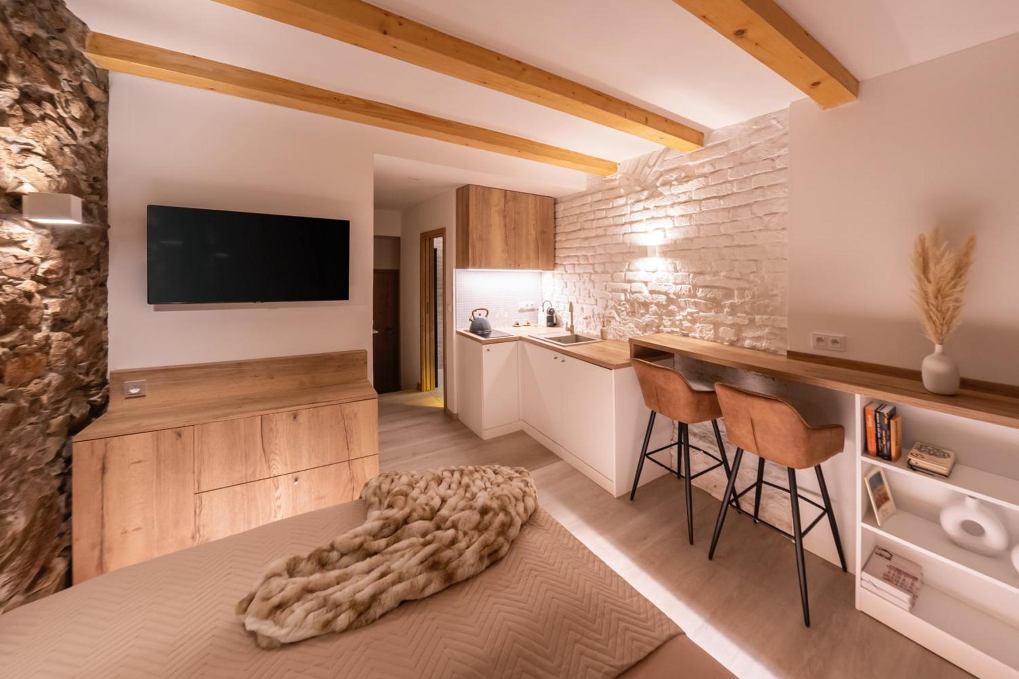 White Wolf Boutique Apartments ออลอโมตซ์ ภายนอก รูปภาพ