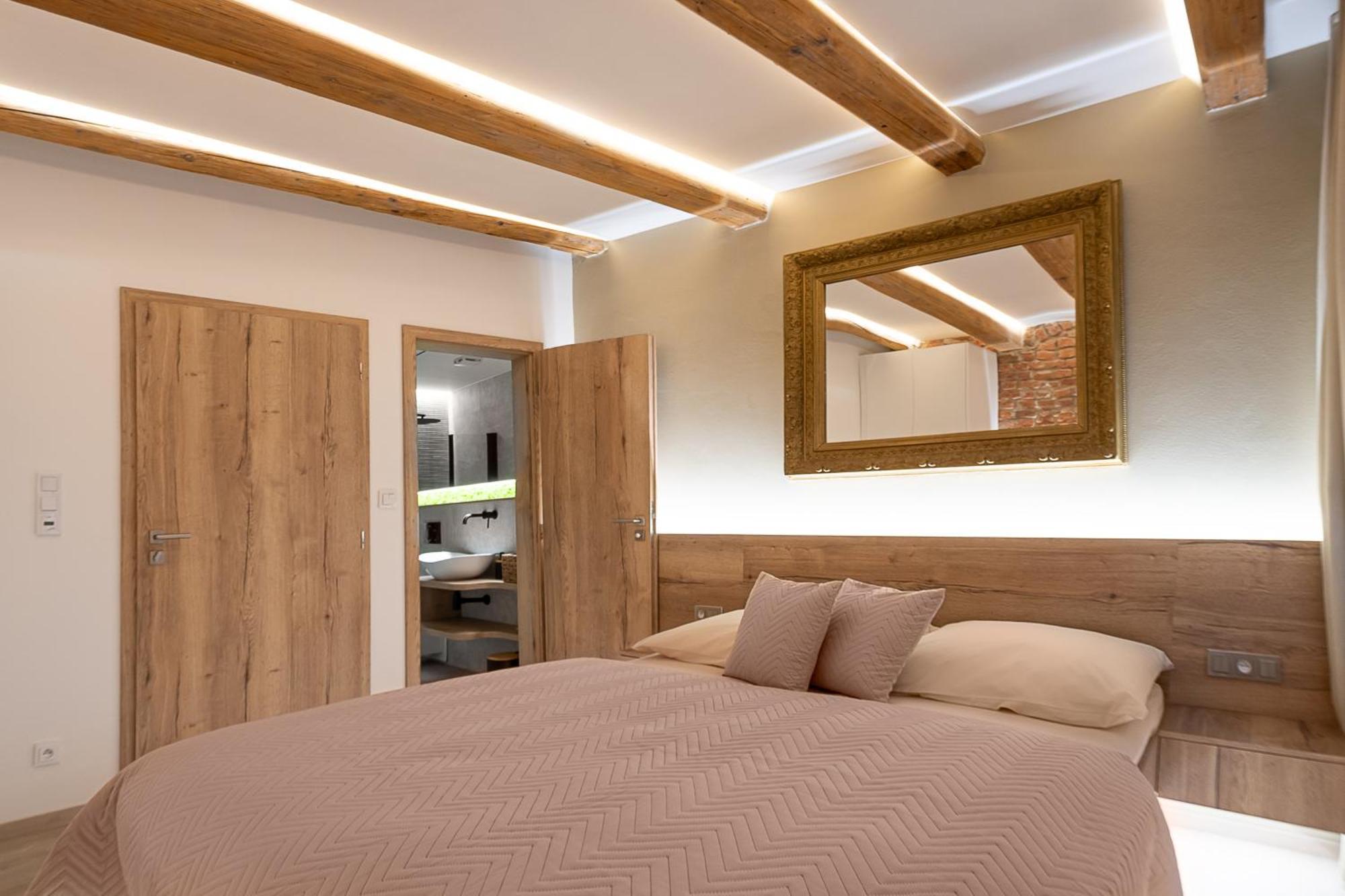 White Wolf Boutique Apartments ออลอโมตซ์ ภายนอก รูปภาพ
