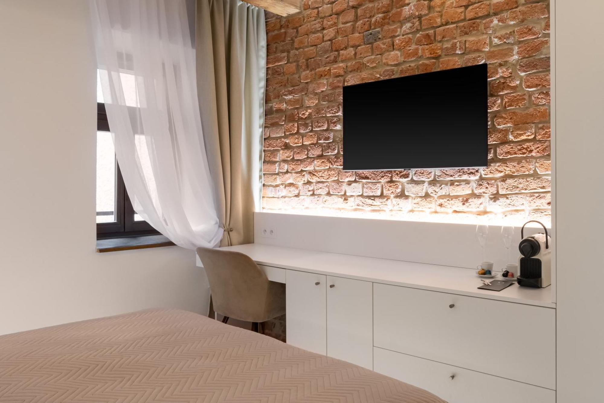 White Wolf Boutique Apartments ออลอโมตซ์ ภายนอก รูปภาพ
