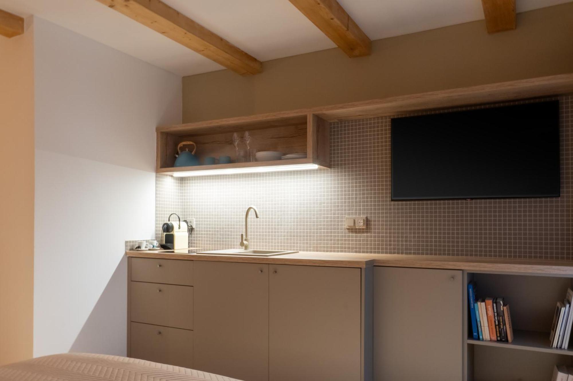 White Wolf Boutique Apartments ออลอโมตซ์ ภายนอก รูปภาพ