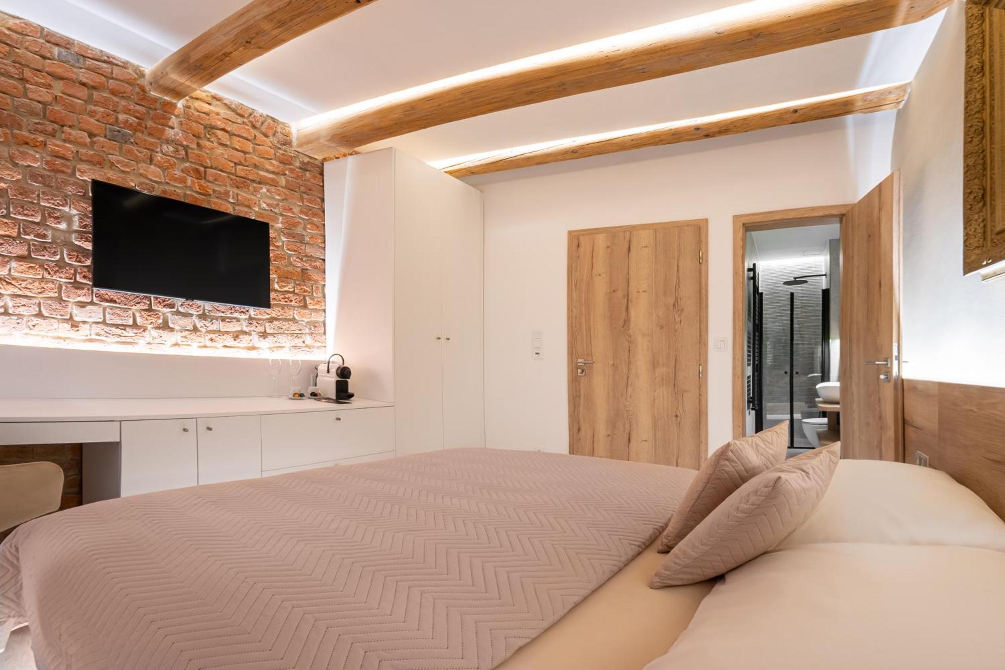 White Wolf Boutique Apartments ออลอโมตซ์ ภายนอก รูปภาพ